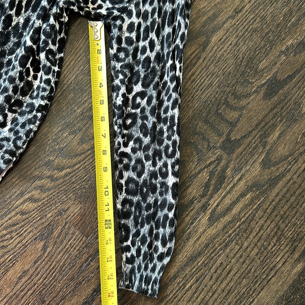 Michael Kors black animal print long sleeve v-neck sweater size small - Picture 7 of 7